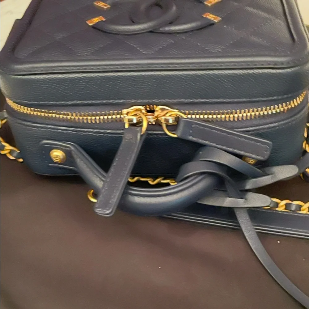 Chanel Caviar CC Filigree Vanity Case - Picture 9 of 11
